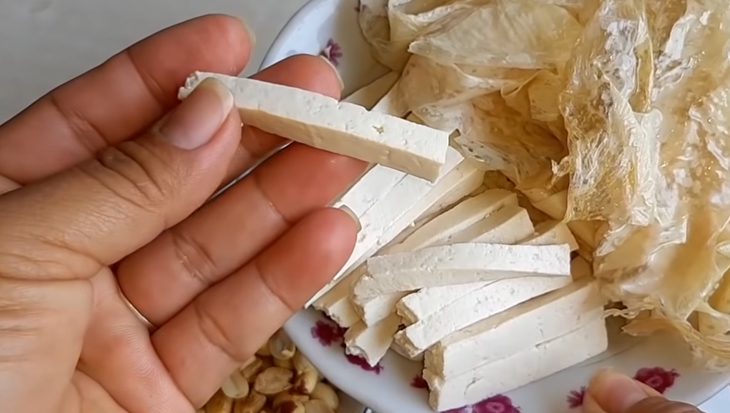 Step 1 Prepare the ingredients for Vegetarian Rice Paper Salad