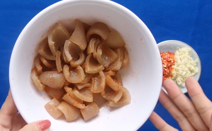 Step 2 Prepare other ingredients Fried pigskin with garlic and chili