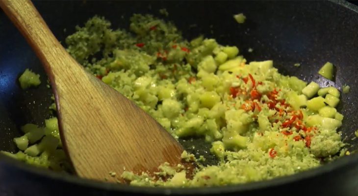 Step 3 Sauté the sauce Vegetarian dipping sauce