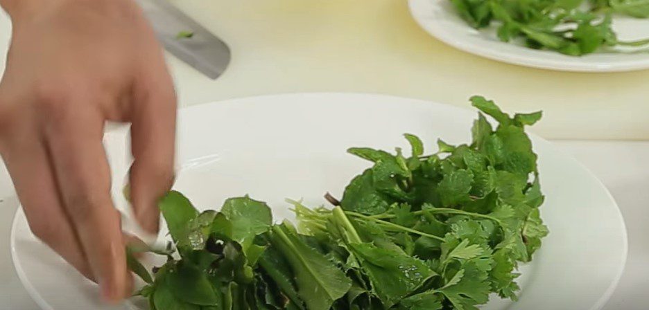 Step 3 Slice the beef and garnish Beef steamed with lemongrass
