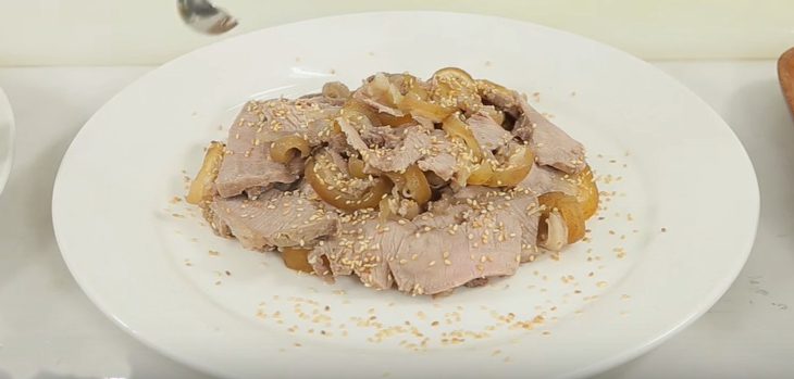 Step 3 Slice the beef and garnish Beef steamed with lemongrass