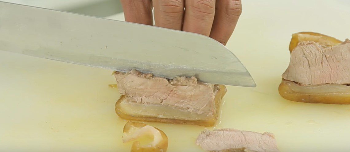 Step 3 Slice the beef and garnish Beef steamed with lemongrass