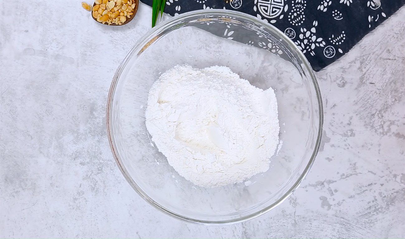 Step 1 Mixing and kneading the dough for Durian Noodles