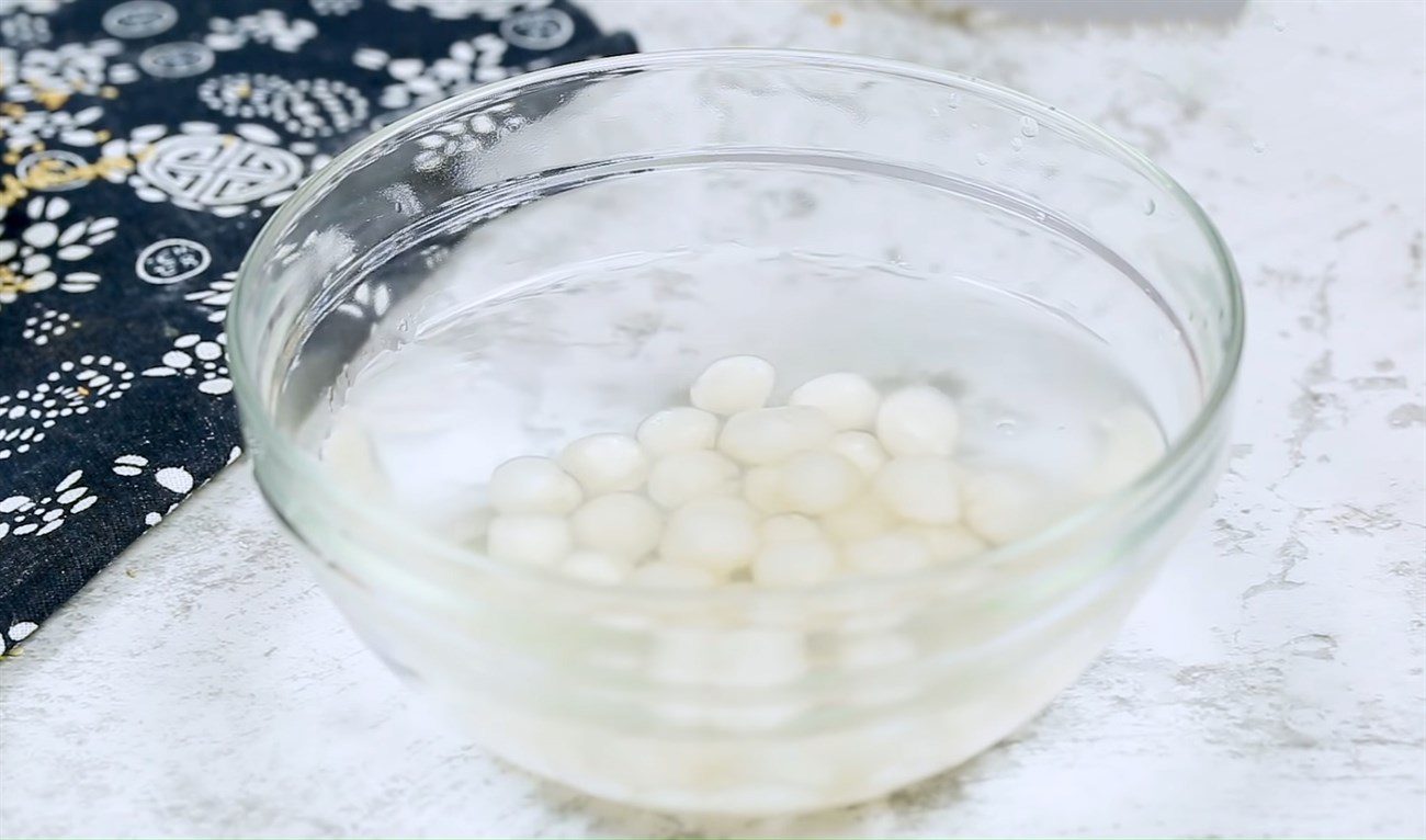 Step 4 Boil white tapioca pearls Durian noodles