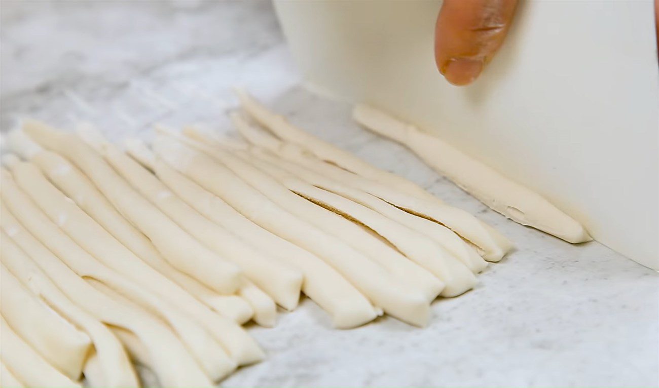 Step 2 Rolling the dough to make noodles Durian noodles