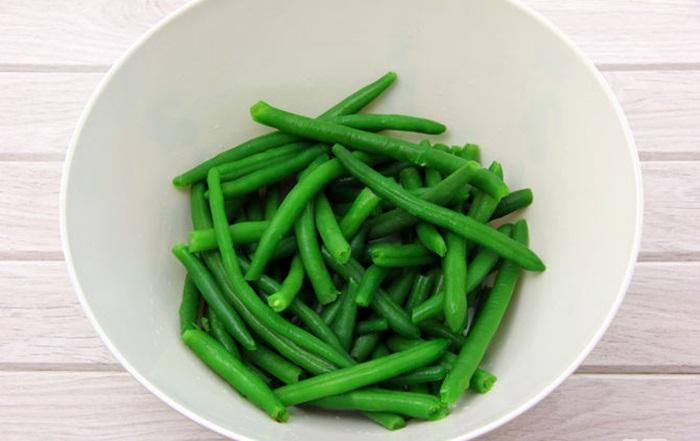 Step 1 Boil green beans for Grilled Pork Wrapped in Green Beans