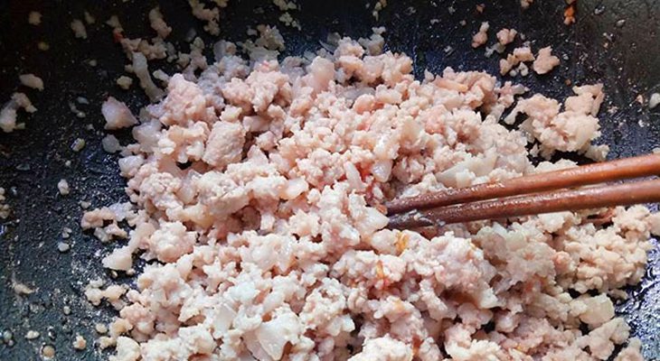 Step 2 Marinate and stir-fry the meat Minced meat soup with napa cabbage