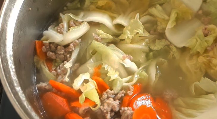 Step 3 Cook the soup Minced meat soup with napa cabbage