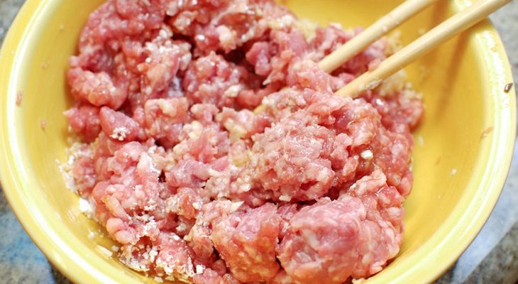 Step 2 Marinate and stir-fry the meat Minced meat soup with napa cabbage