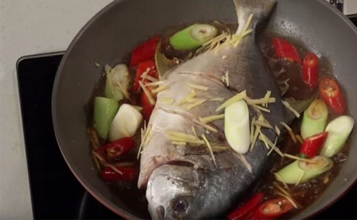 Step 3 Braise the fish for Ginger and Chili Braised Pomfret