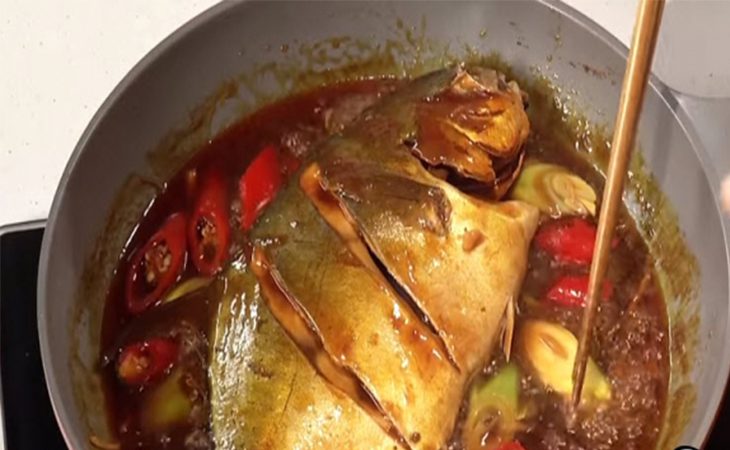 Step 3 Stewed pomfret with ginger and chili