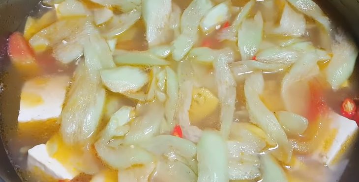 Step 3 Cook the soup for sour vegetarian soup