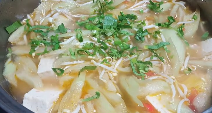 Step 3 Cook the soup for sour vegetarian soup