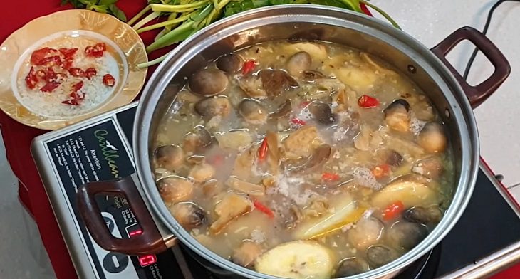 Step 3 Cooking beef entrails hotpot with fermented rice