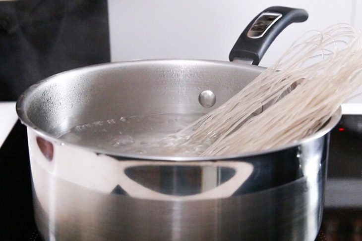 Step 2 Blanch the vermicelli and cook the bamboo shoots Sweet and Sour Duck Vermicelli Salad