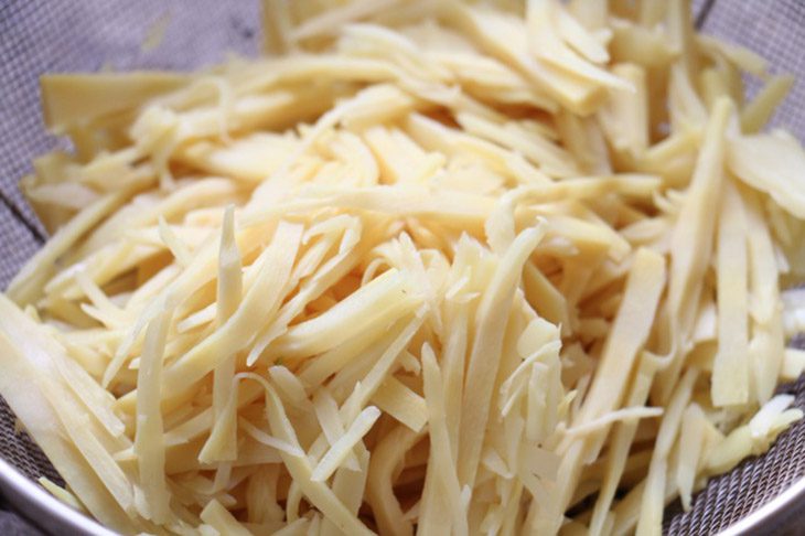 Step 2 Blanch the vermicelli and cook the bamboo shoots Sweet and Sour Duck Vermicelli Salad