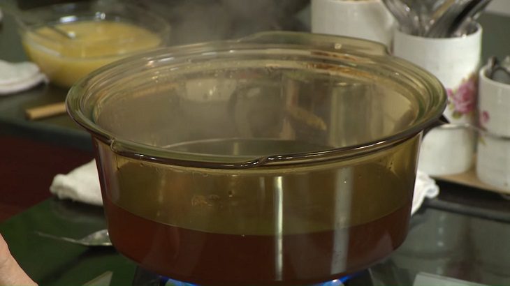 Step 2 Cook the broth for vegetarian corn soup
