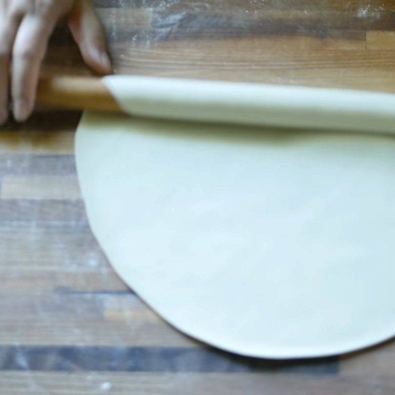 Step 4 Roll out the dough and wrap the filling for the shrimp cake