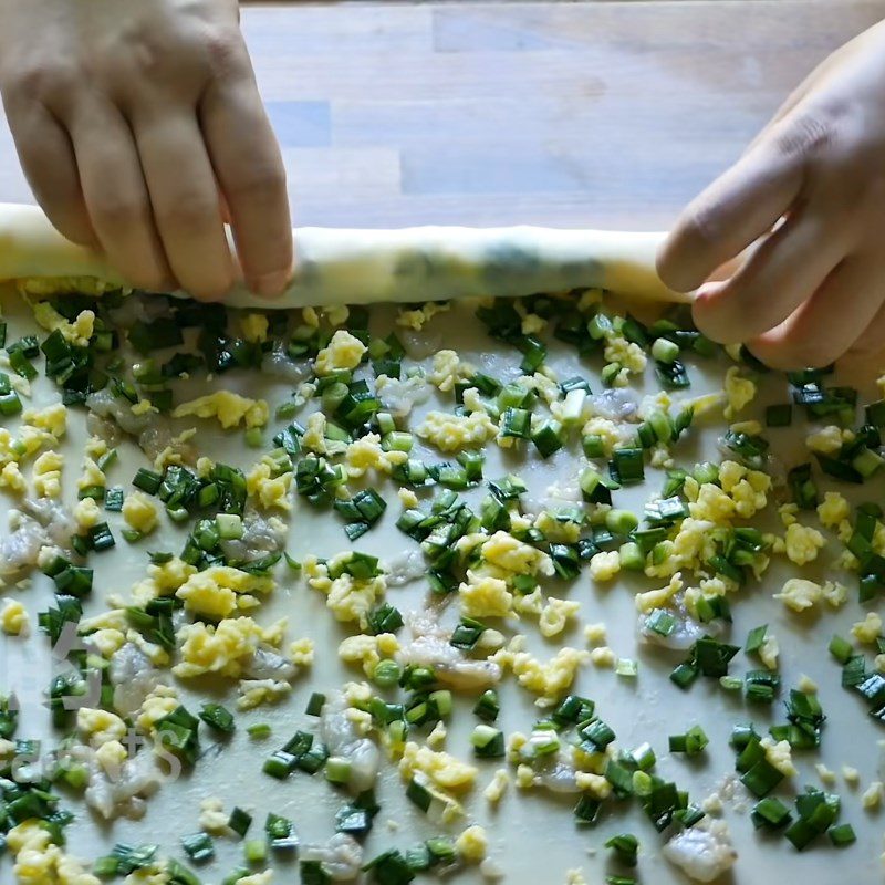 Step 4 Roll out the dough and wrap the filling for the shrimp cake