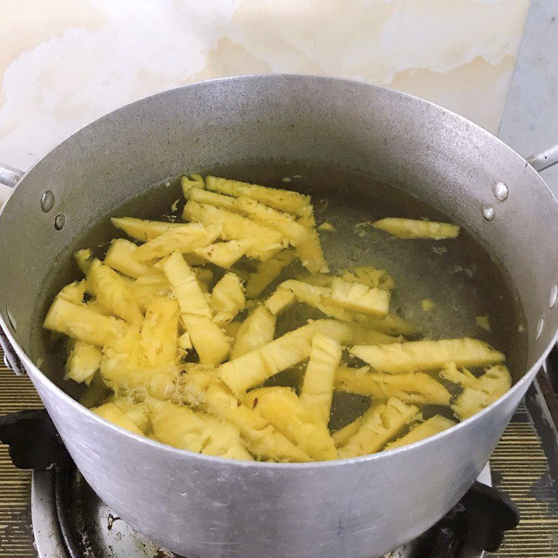 Step 3 Cooking sour eel soup with water lily Sour eel soup with water lily