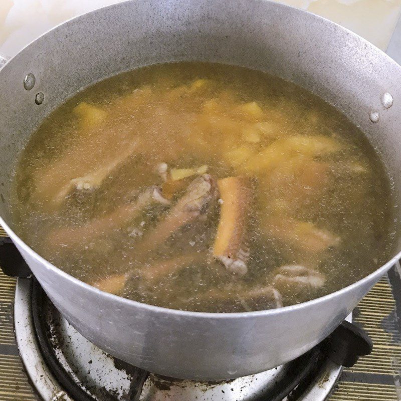 Step 3 Cooking sour eel soup with water lily Sour eel soup with water lily