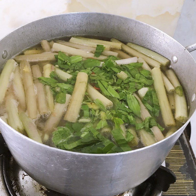 Step 3 Cooking sour eel soup with water lily Sour eel soup with water lily