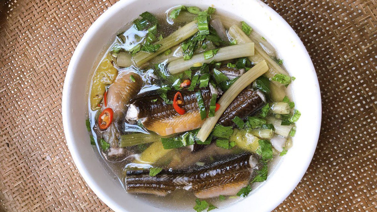 Sour eel soup with water lily