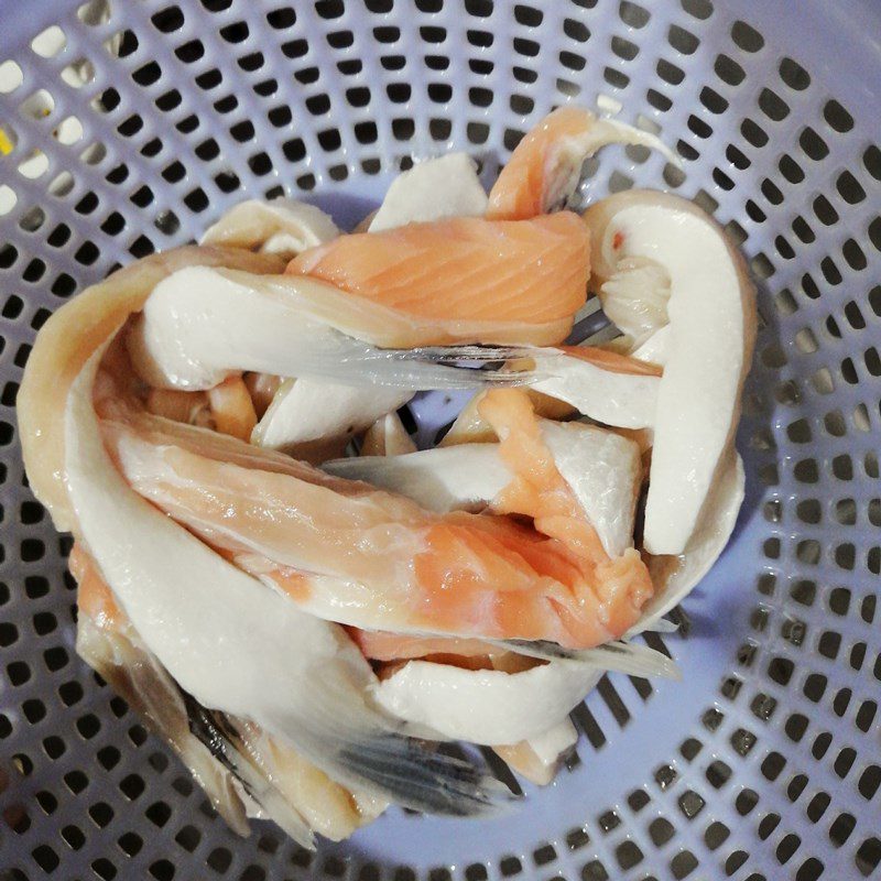 Step 1 Prepare the ingredients for Sour Salmon Belly Soup