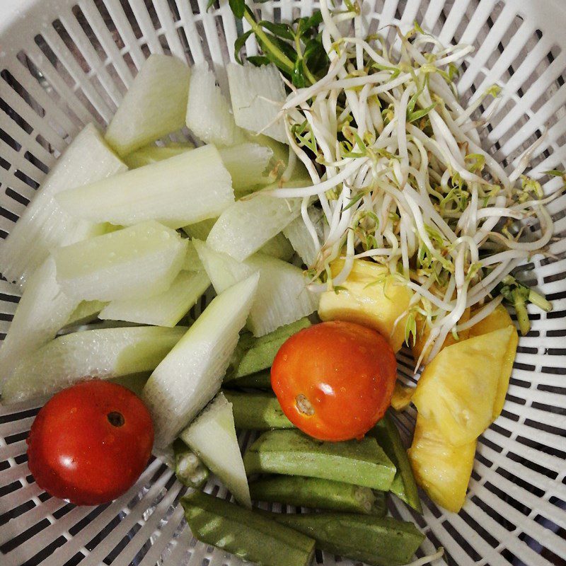 Step 1 Prepare the ingredients for Sour Salmon Belly Soup