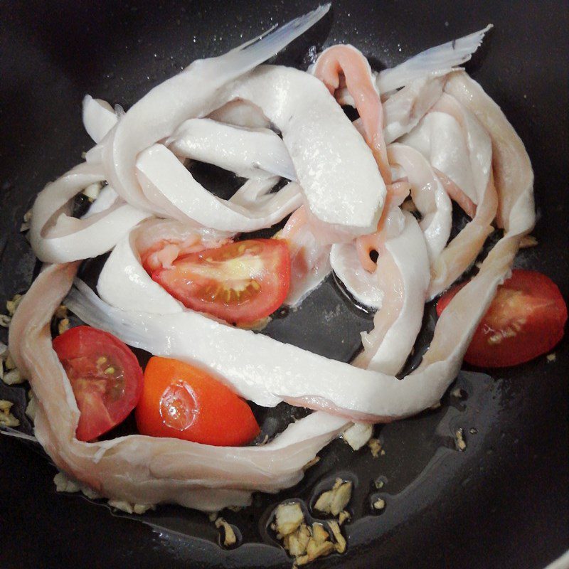 Step 2 Stir-fry fish with tomato Sour soup with salmon belly