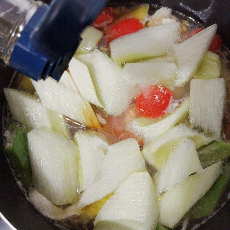 Step 3 Cooking the soup Sour soup with salmon belly