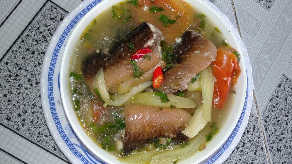 Eel sour soup with mint