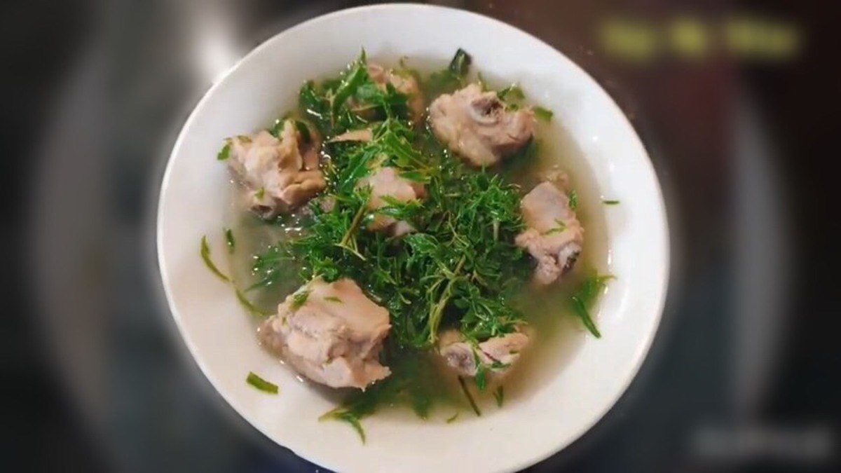 Vietnamese ginseng soup with pork ribs