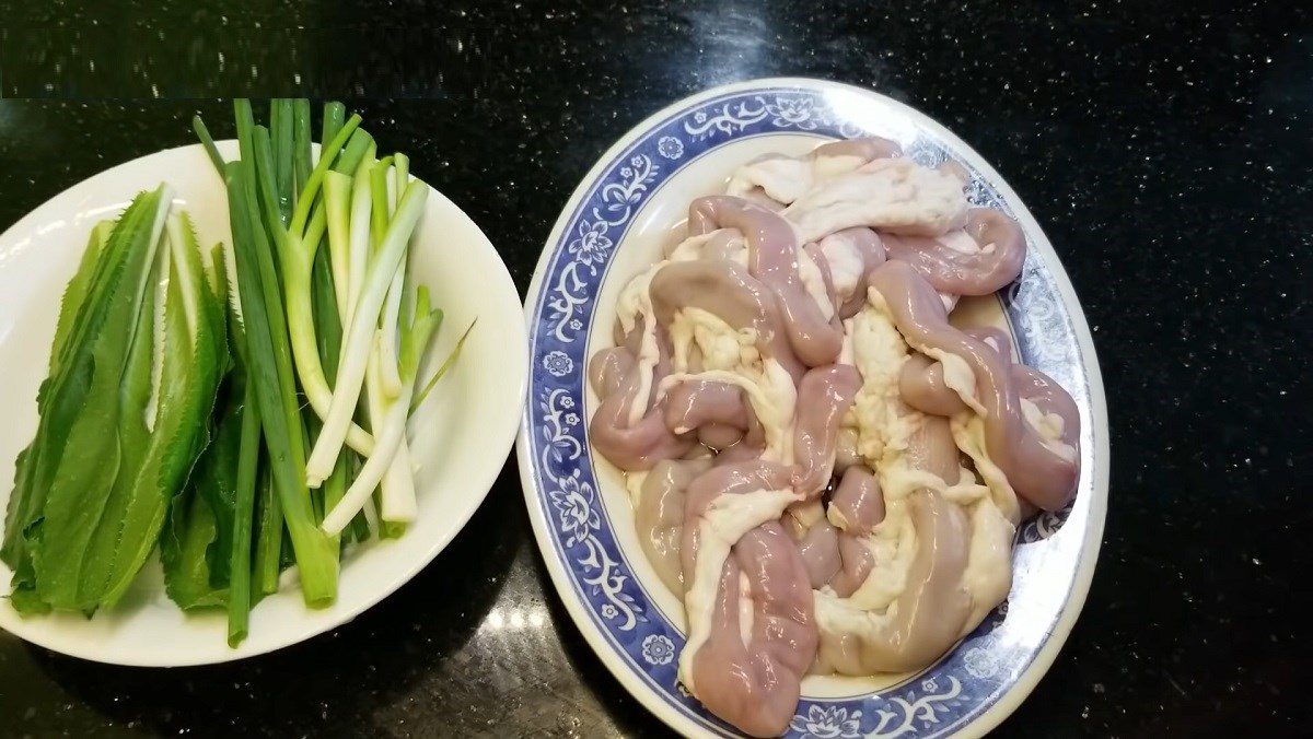 Ingredients for pig gut soup