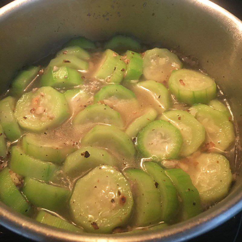 Step 2 Cooking the soup Gourd soup with peanuts