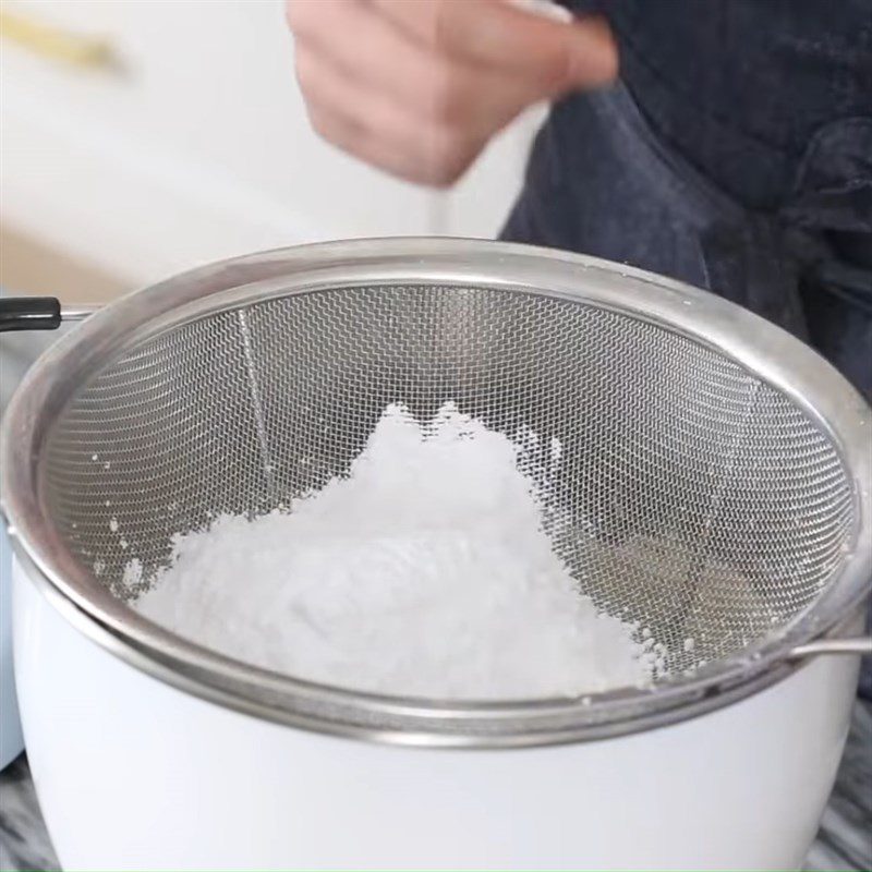 Step 5 Whip the buttercream for Christmas tree cupcake