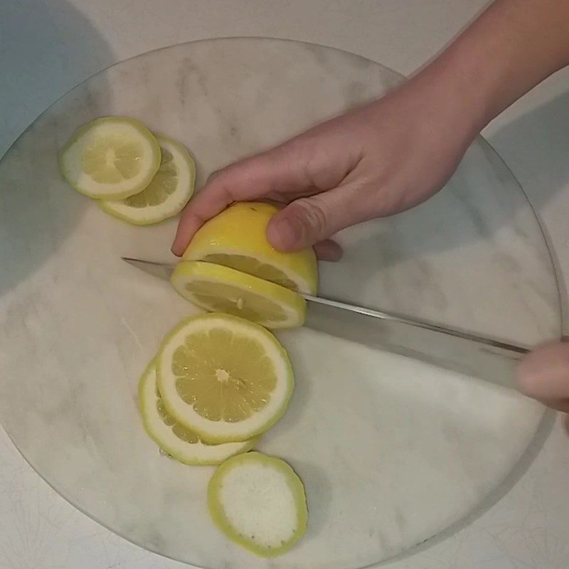 Step 2 Cut the lemon Lemon soaked in rock sugar