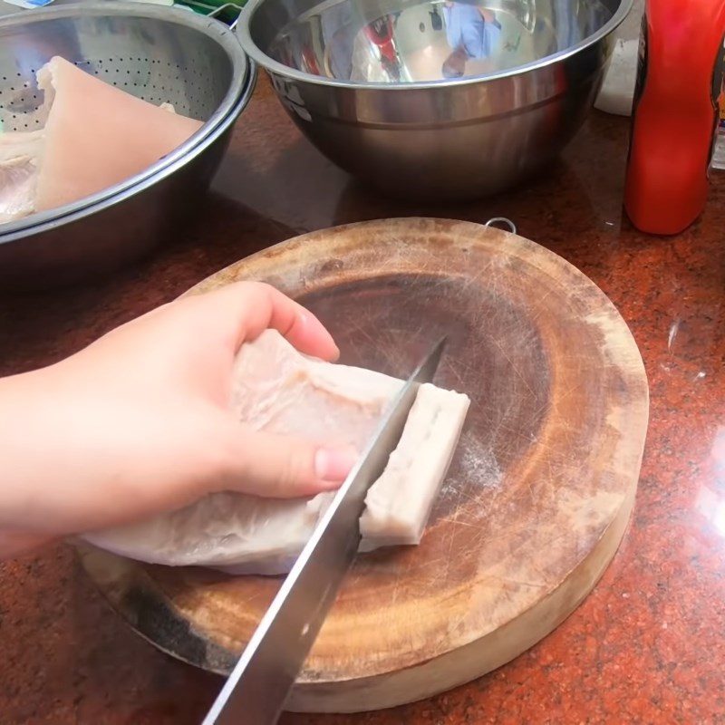 Step 2 Cut the pork fat, shallots, and garlic for dried mango salad with crispy chicken