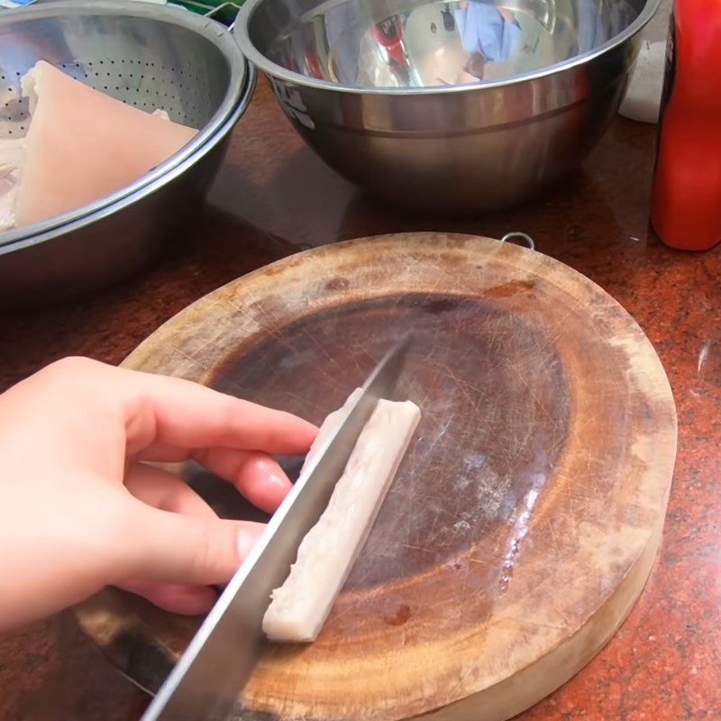 Step 2 Cut the pork fat, shallots, and garlic for dried mango salad with crispy chicken