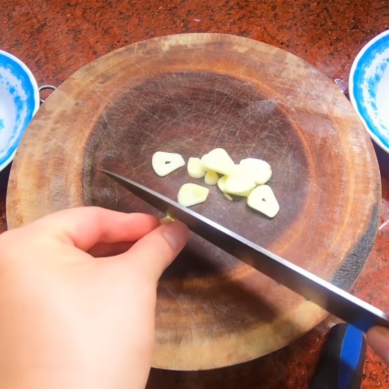 Step 2 Cut the pork fat, shallots, and garlic for dried mango salad with crispy chicken