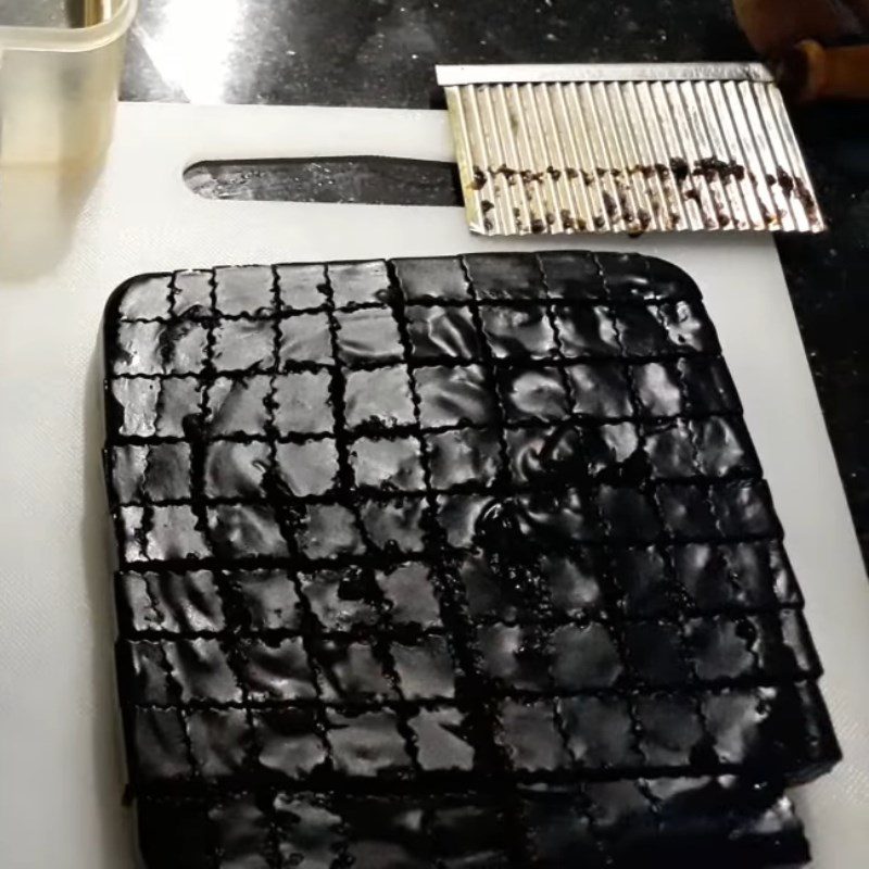 Step 6 Cutting jelly Black bean dessert with jelly