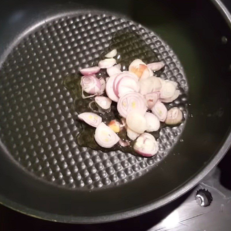 Step 3 Cut and stir-fry clams Stir-fried clams with Vietnamese coriander