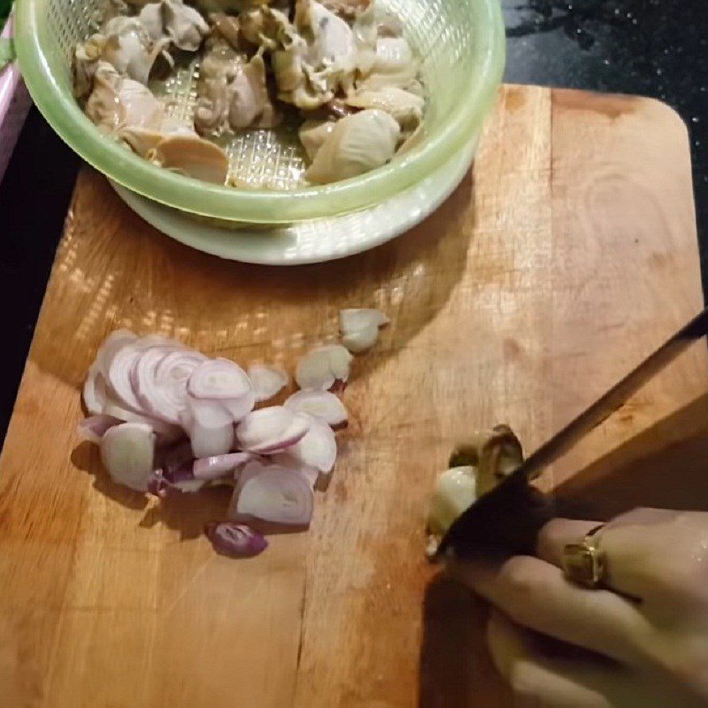 Step 3 Cut and stir-fry clams Stir-fried clams with Vietnamese coriander