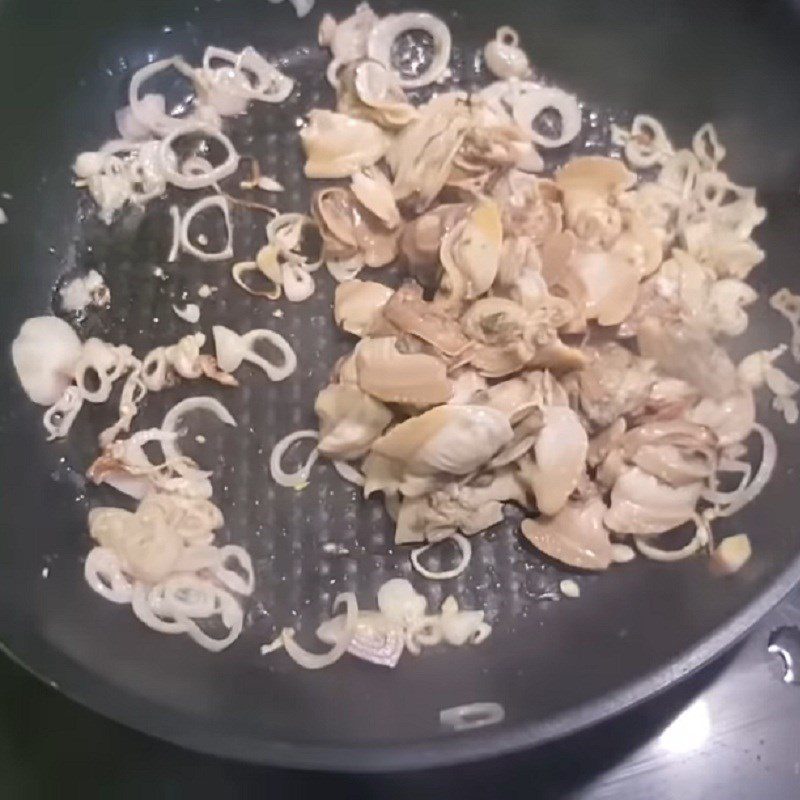 Step 3 Cut and stir-fry clams Stir-fried clams with Vietnamese coriander