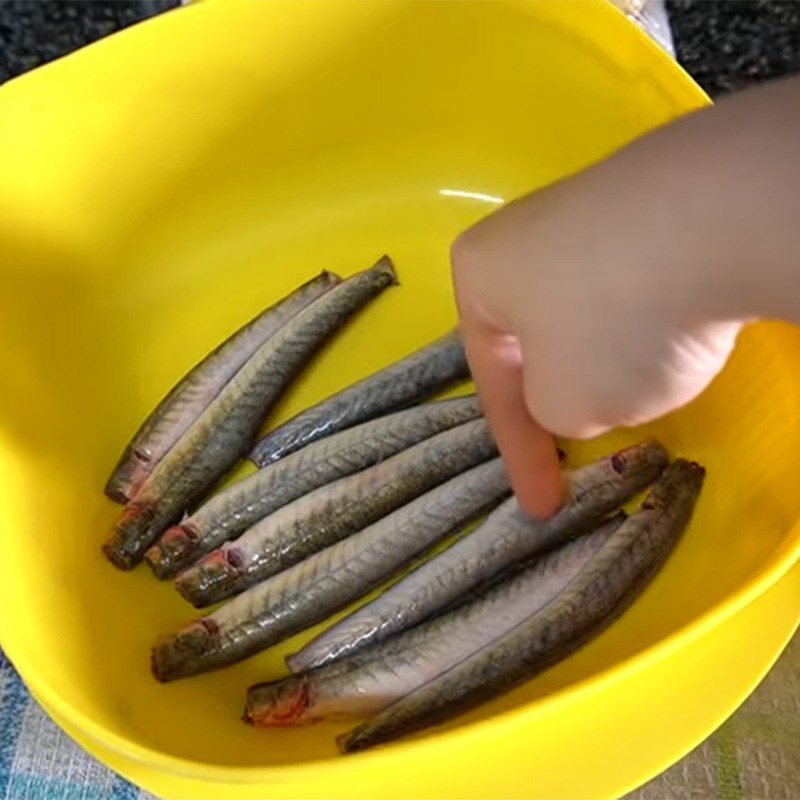 Step 2 Preparing the snakehead fish for Snakehead Fish Porridge with Amaranth