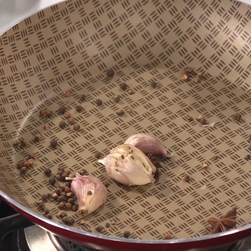 Step 3 Roast the ingredients Chicken feet with black beans and lotus root