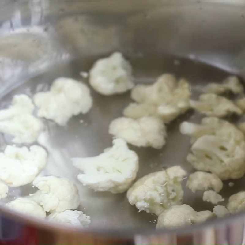 Step 2 Blanch the vegetables for sweet and sour pickled vegetable salad