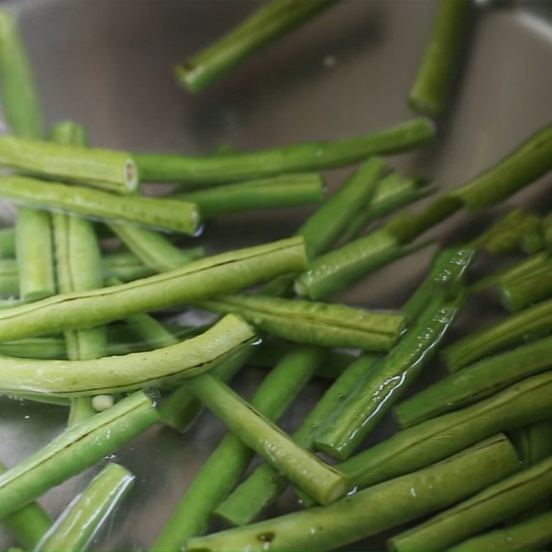 Step 2 Blanch the vegetables for sweet and sour pickled vegetable salad