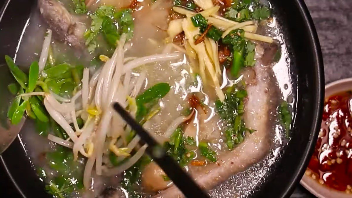 Eel porridge with straw mushrooms