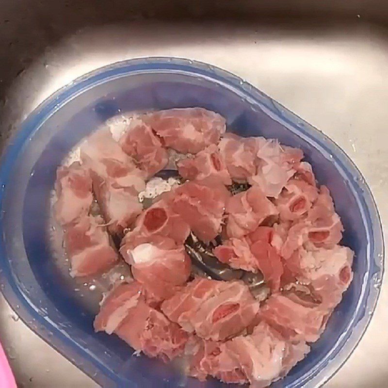 Step 1 Prepare the Ribs for Green Bean and Lotus Seed Porridge